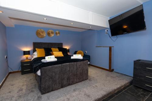 巴纳德城堡古代独角兽宾馆的一间卧室配有一张床和一台平面电视
