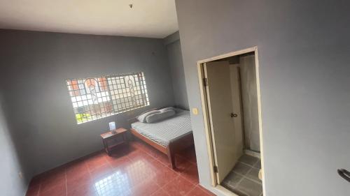 暹粒Siem Reap Holiday Guest House or Motel的一间小卧室,配有床和窗户