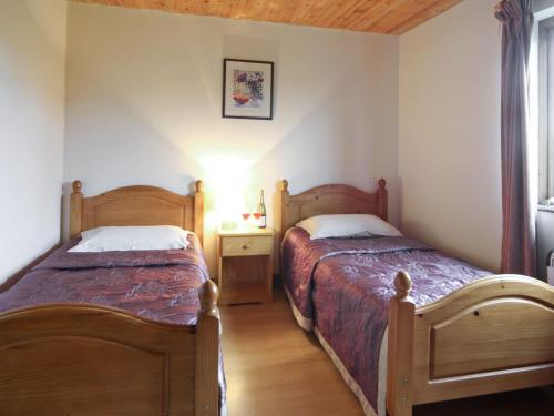 PenybontWoodside Lodge - Hw7520的一间卧室设有两张床和窗户。