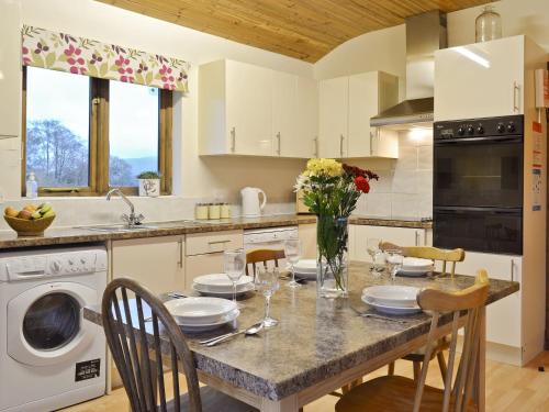 PenybontWoodside Lodge - Hw7520的厨房配有桌椅和水槽