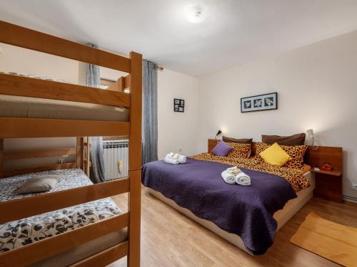 波雷奇Casa Astrid的一间卧室配有两张双层床和毛巾