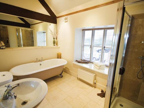 DunstallBrankley Cottage - E4712的带浴缸和盥洗盆的浴室