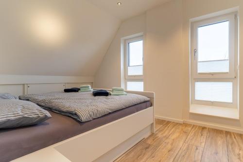 圣彼得奥尔丁Wohnung-Windboee的一间卧室设有一张床和两个窗户。