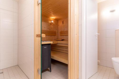 圣彼得奥尔丁Wohnung-Windboee的一间带水槽和卫生间的小浴室