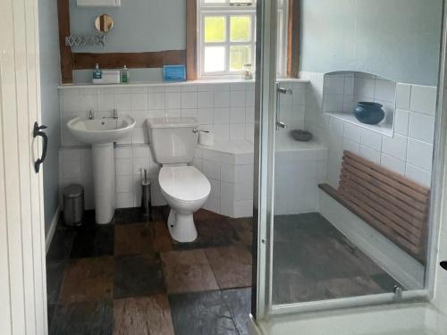 Longhope小屋乡村别墅的浴室配有卫生间、盥洗盆和淋浴。