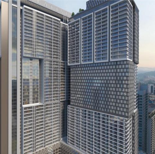 吉隆坡THE FACE Style的城市中两座高楼,有窗户