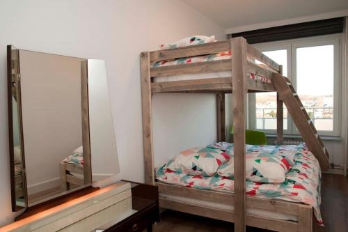 安特卫普2 bedroom appartement in Antwerp, with amazing view的一间卧室配有双层床和镜子