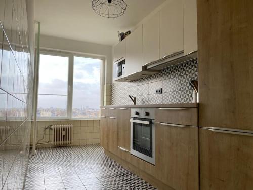 安特卫普2 bedroom appartement in Antwerp, with amazing view的一间带炉灶和大窗户的厨房