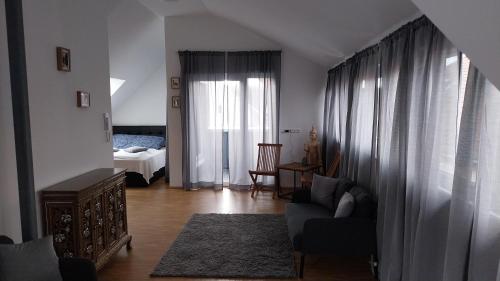 鲁特斯海姆Art Apart Stuttgart的客厅配有沙发和1张床