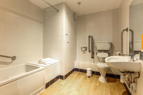 彼得伯勒戴斯彼得伯勒酒店的浴室配有盥洗盆、卫生间和浴缸。