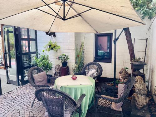 巴特瑙海姆不论恩霍夫酒店的庭院配有桌椅和遮阳伞。