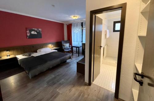 巴特瑙海姆不论恩霍夫酒店的一间酒店客房 - 带一张床和一间浴室