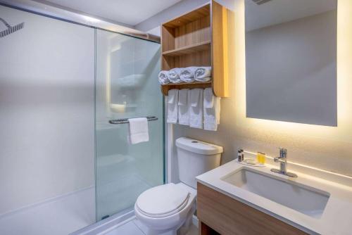 索尔兹伯里米克罗旅馆&套房 - 索尔兹伯里的带淋浴、卫生间和盥洗盆的浴室