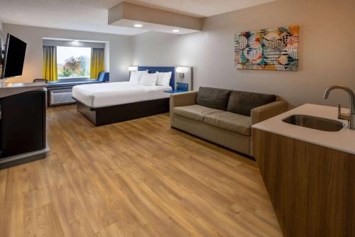 索尔兹伯里米克罗旅馆&套房 - 索尔兹伯里的客厅配有沙发和1张床