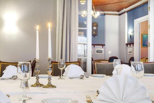 斯泰恩谢尔提木尔德公园贝斯特韦斯特酒店的一张桌子,上面有白色的桌布和眼镜