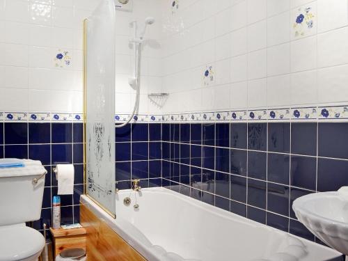 巴茅思Tremafon的带浴缸、卫生间和盥洗盆的浴室