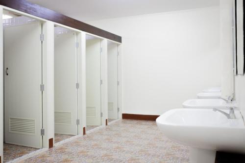 清莱Grace hostel - Chiang Rai的浴室设有一排盥洗盆和卫生间