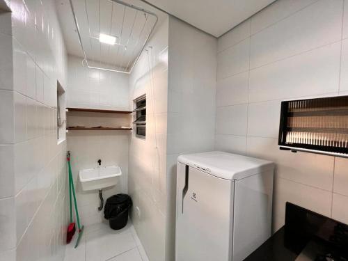 圣塞巴斯蒂安Villagio Valentina的白色的小浴室设有水槽和冰箱