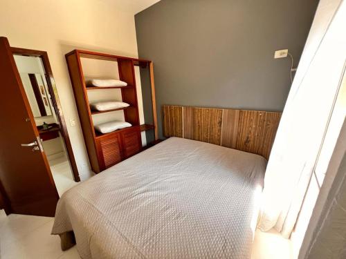 圣塞巴斯蒂安Villagio Valentina的一间小卧室,配有一张床和镜子