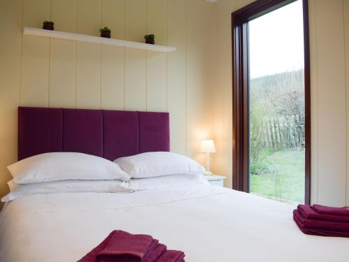 AymestreyThe Wooden Lodge的卧室配有一张大白色床和窗户