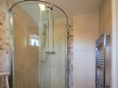FulbeckStone Lodge的浴室里设有玻璃门淋浴