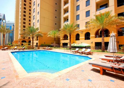 迪拜Luxury JBR Shams - Sea or Marina View - Free 5 star Beach Resorts Access!的大楼前的游泳池