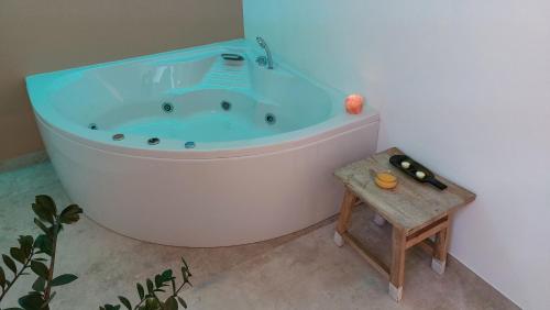 特伦托Over the Castle Apartment的带浴缸的浴室和木凳