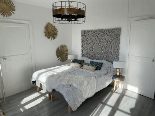 桑斯L'Industriel的一间卧室配有一张床和一个吊灯