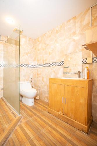 金边Gvai Apartment的浴室配有卫生间、盥洗盆和淋浴。