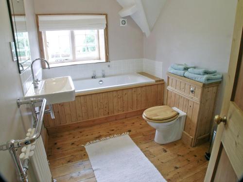 瓦特米尔洛克园丁乡村别墅的带浴缸、卫生间和盥洗盆的浴室