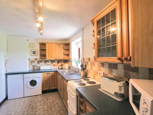 奇平索德伯里Fox Cottage - E4510的厨房配有洗衣机和烘干机