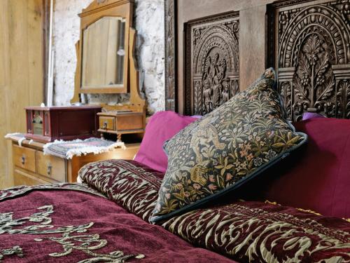 阿贝尔格莱亨利奇市政厅乡村别墅的一间卧室配有一张带镜子和枕头的床
