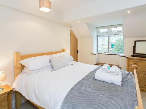 泰德斯韦尔Manor Cottage的卧室配有带毛巾的大型白色床