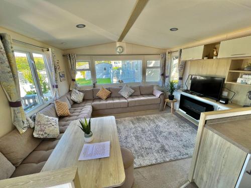 Newquay Bay ResortNewquay Bay Resort - SummerBreeze PV54的客厅配有沙发和桌子