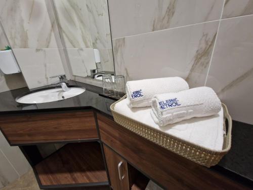 波德戈里察Motel Celebic的浴室配有盥洗盆、镜子和毛巾