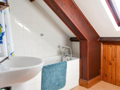 Bardon Mill菲尔布里奇度假屋的浴室配有盥洗盆和浴缸。