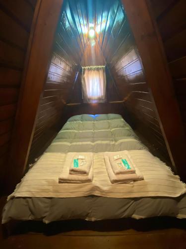 埃尔卡拉法特卡巴尼塔斯旅舍的帐篷内的一张床位,配有毛巾