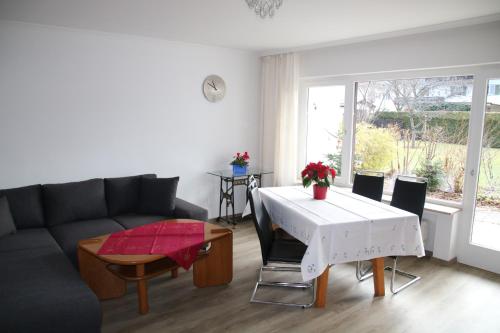 加尔米施-帕滕基兴Alpen - Apartments的客厅配有沙发和桌子