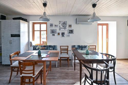 PálosvörösmartBorsika Napterasz Pihenőház的用餐室配有木桌和椅子