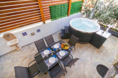 帕洛港Al Mare的一个带桌子和热水浴缸的庭院