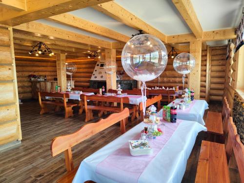 扎科帕内Willa Adamówka的用餐室设有木桌和大型玻璃球