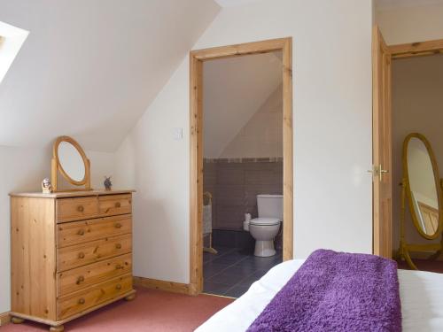 KepcullochThe Stables - Uk5532的一间卧室配有一张床,浴室设有卫生间