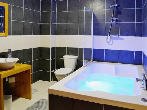 布莱奈费斯蒂尼奥格Llwyn Rhedyn的带浴缸和卫生间的浴室。