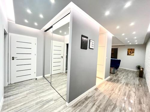 伊诺弗罗茨瓦夫Apartament dla 4 - 6 osób的配有白色门和镜子的走廊