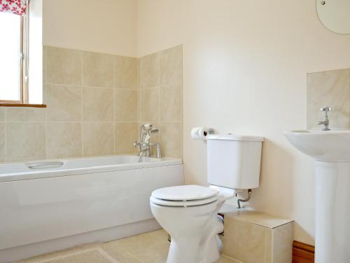 卡马森戴尔瑞乡村别墅的浴室配有卫生间、浴缸和水槽。