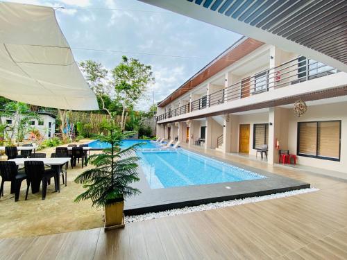 班塔延岛TEZA Resort的房屋中间的游泳池