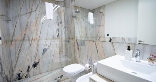 加亚新城LUXURY VIEWS by YoursPorto的浴室配有白色卫生间和盥洗盆。