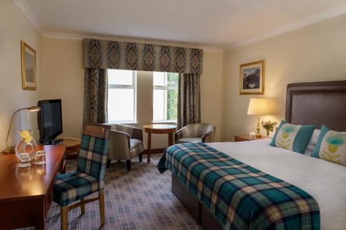 东基尔布赖德麦克唐纳德克鲁特兰别墅酒店的配有一张床、一张书桌和一扇窗户的酒店客房