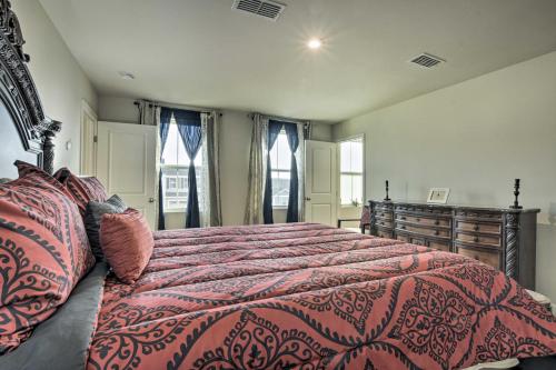 达拉姆Cozy Durham Home - 9 Mi to Duke University!的一间卧室配有一张大床和红色的被子