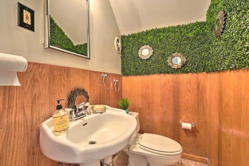 孟菲斯Memphis Vacation Rental - half Mi to Graceland的浴室配有白色水槽和卫生间。